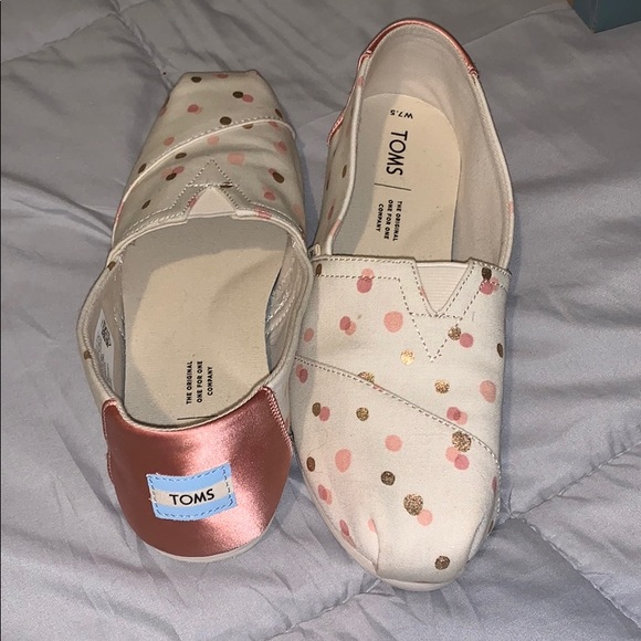 toms pale blush metallic dots